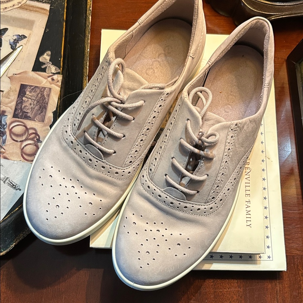Ecco Women's Light Lilac Leather Lace-Up Flats